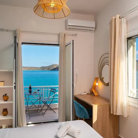 Margarita's Seafront Luxury Апартаменты *
